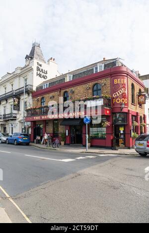 Öffentliche Häuser und Restaurants der Bulls Head und Watermans Arms am Flussufer in Lonsdale Road, Barnes, London, England, Großbritannien Stockfoto