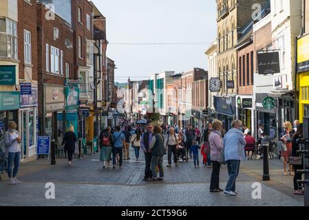 Leute unterwegs und einkaufen an einem sonnigen Sommertag in Peascod Street, Windsor, Berkshire, England, Großbritannien Stockfoto