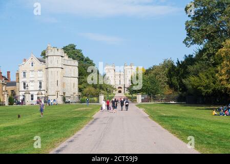 Menschen unterwegs an einem sonnigen Sommertag Wandern und Entspannen in Windsor Great Park, Berkshire, England, Großbritannien Stockfoto