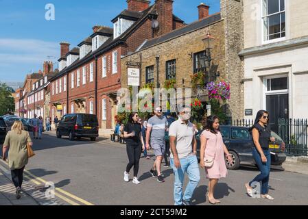 Leute, die in der Park Street spazieren, passieren den Two Brewers Pub, wo Leute draußen sitzen und an einem warmen sonnigen Tag einen Drink genießen, Windsor, Berkshire, England, Großbritannien Stockfoto