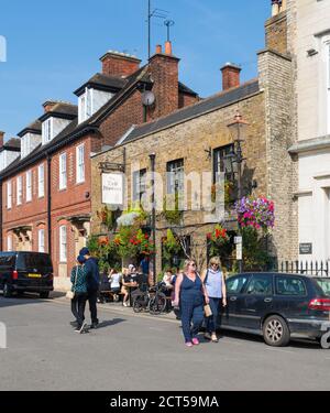 Leute, die in der Park Street spazieren, passieren den Two Brewers Pub, wo Leute draußen sitzen und an einem warmen sonnigen Tag einen Drink genießen, Windsor, Berkshire, England, Großbritannien Stockfoto