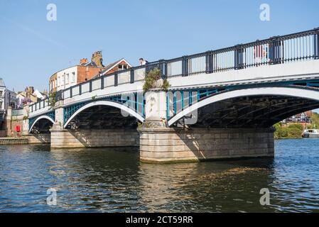 Windsor Brücke wie gesehen Blick in Richtung Eton von Windsor Seite der Themse., Eton, Berkshire, England, Großbritannien Stockfoto