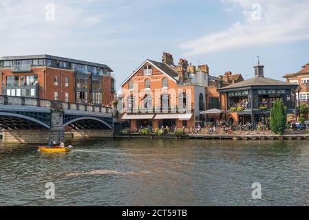 Blick auf Eton von der Windsor-Seite der Themse. Gäste an Tischen im Freien genießen Speisen und Getränke in der Cote Brasserie, Eton, Berkshire, England, Großbritannien Stockfoto