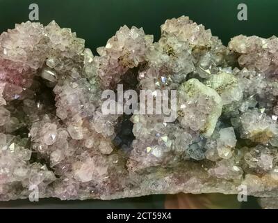 Detailansicht von Mineralstein, Amethyst-Quarz drusen mit rutilen Einschlüssen, aus Iraí, Rio Grande do Sul, Brasilien Stockfoto