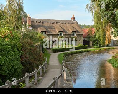 Reetgedeckte Hütte in Thornton-le-Dale, North Yorkshire Stockfoto