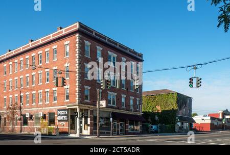 Solvay, New York, USA. September 20, 2020. Blick auf die Milton Ave in Solvay, New York an einem ruhigen Wochenendmorgen Stockfoto