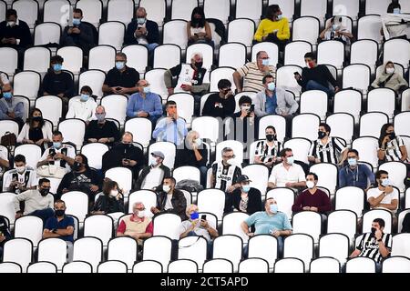 Turin, Italien - 20. September, 2020: Fans besuchen die Serie A Fußballspiel zwischen Juventus FC und UC Sampdoria. Das Allianz Stadium wurde zum ersten Mal seit Beginn der COVID-19 Pandemie für 1,000 Fans eröffnet. FC Juventus gewann 3-0 gegen UC Sampdoria. Kredit: Nicolò Campo/Alamy Live Nachrichten Stockfoto