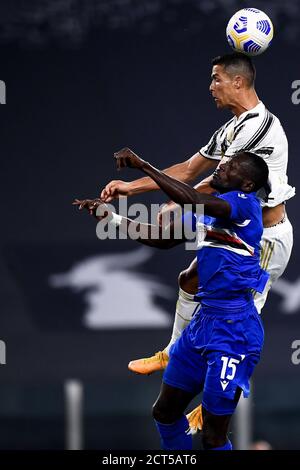Turin, Italien - 20. September, 2020: Cristiano Ronaldo von Juventus FC konkurriert um einen Header mit Omar Colley von UC Sampdoria während der Serie A Fußballspiel zwischen Juventus FC und UC Sampdoria. FC Juventus gewann 3-0 gegen UC Sampdoria. Kredit: Nicolò Campo/Alamy Live Nachrichten Stockfoto
