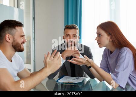 Selbst professionelle Psychologe ist machtlos, um familiäre Probleme zu lösen, junge kaukasische Paar ist in Anwesenheit von Psychologen streiten, hören die Stockfoto