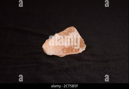 Mineralsalz, Salzstein auf schwarzem Hintergrund. Stockfoto