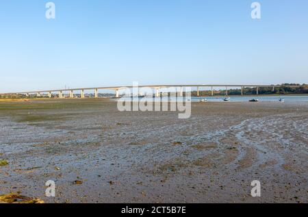 Schlamm bei Ebbe Blick auf den Fluss und Orwell Bridge, Ipswich, Suffolk, England, Großbritannien ausgesetzt Stockfoto