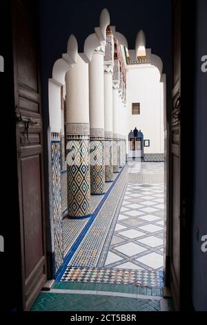 Tür und Säulen im Inneren des Museums von Marrakesch in der alten Medina, Marokko, Nordafrika, Afrika Stockfoto
