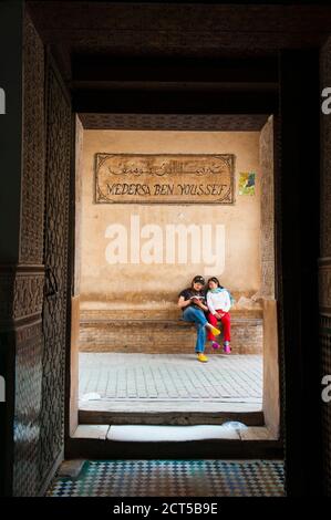 Dieses Foto zeigt ein Paar, das eines der vielen Dinge genießt, die es für Touristen in Marrakesch zu tun gibt: Eine Fahrt mit Pferd und Wagen durch die alte Medina. Stockfoto