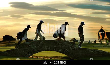 DIE GOLFER LEE WESTWOOD UND PAUL CASEY GEHEN BEI SONNENUNTERGANG ÜBER DIE SWILCAN-BRÜCKE. THE OPEN, ST.ANDREWS 2010. BILDNACHWEIS : © MARK PAIN / ALAMY STOCK IMAGE Stockfoto