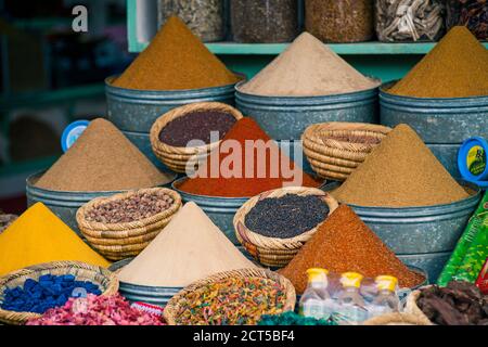 Foto von bunten Gewürzen zum Verkauf in den Marrakesch Souks, Marokko, Nordafrika, Afrika Stockfoto