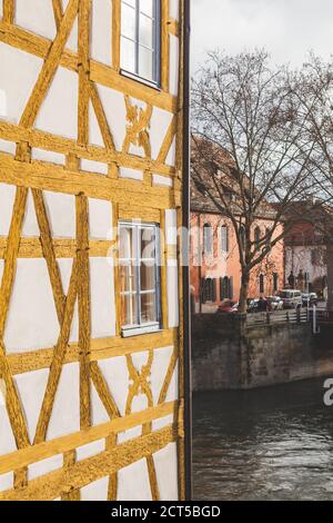 Holzrahmenmauer des alten Rathauses in Bamberg, Deutschland. Fachwerkhäuser sind über das ganze Land verteilt, deshalb ist Deutschland bekannt Stockfoto