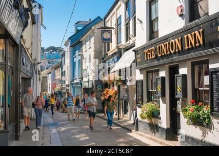 St Ives Stadt, Blick im Sommer auf die Menschen, die entlang der Fore Street spazieren - die Haupteinkaufsstraße in St Ives, Cornwall, Südwestengland, Großbritannien Stockfoto