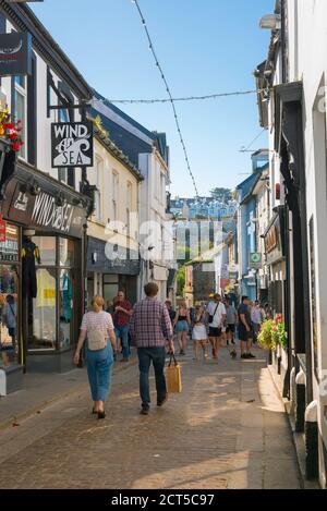 St Ives Stadt, Blick im Sommer auf die Menschen, die entlang der Fore Street spazieren - die Haupteinkaufsstraße in St Ives, Cornwall, Südwestengland, Großbritannien Stockfoto