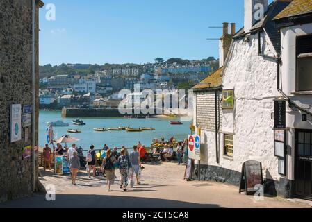 Cornwall Stadt, Blick im Sommer auf Menschen, die sich dem Hafengebiet in St. Ives, Cornwall, Südwestengland, Großbritannien nähern Stockfoto