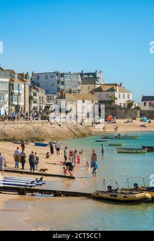 St. Ives Sommerstrand, Blick im Sommer auf den Strand im Hafengebiet von St. Ives, Cornwall, Südwesten Englands, Großbritannien Stockfoto