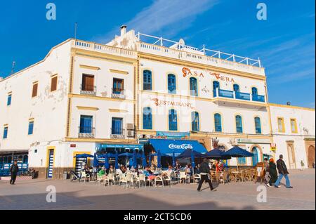 Essaouira, Casa Vera Restaurant in Moulay Assan Platz, der Hauptplatz in Essaouira, Marokko, Nordafrika, Afrika Stockfoto