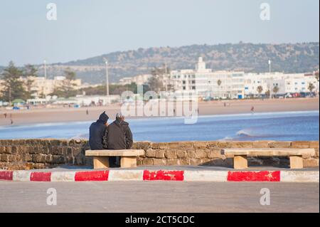 Marokkanische Männer saßen und bewunderten Essaouira Strand, Marokko, Nordafrika, Afrika Stockfoto