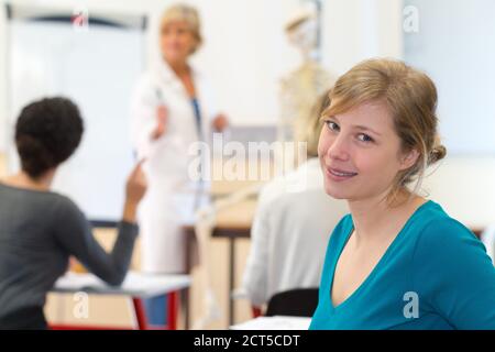 Portrait einer jungen Studentin mit Übungsbüchern Stockfoto