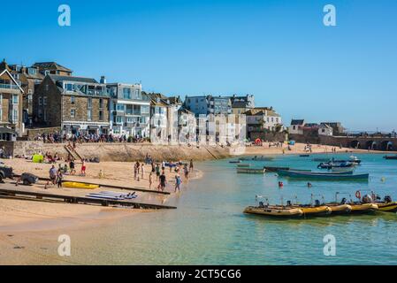 Cornwall Beach, Blick im Sommer auf den Strand im Hafengebiet von St. Ives, Cornwall, Südwesten Englands, Großbritannien Stockfoto