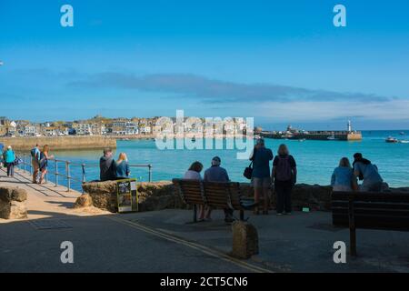 Cornwall Tourismus, Blick im Sommer von Touristen Blick auf den Hafen in St. Ives, Cornwall, Südwesten England, Großbritannien Stockfoto