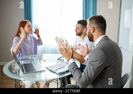 Junge kaukasische Familie expain Situation, Probleme der Familie Psychologe. Professionelle Therapeut aufmerksam auf sie hören, versuchen zu helfen, Ratschläge geben Stockfoto