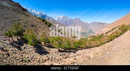 Panoramafoto des Imlil-Tals, von Tizi n Tamatert, Atlasgebirge, Marokko, Nordafrika, Afrika Stockfoto