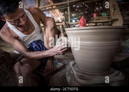 Porträt eines Töpfers in einem Oh Bo Töpferhaus, Twante, bei Yangon, Myanmar (Burma) Stockfoto