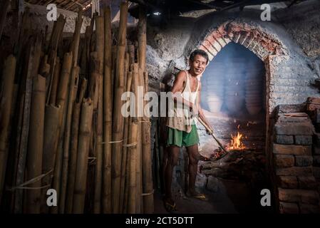 Porträt eines Töpfers in einem Oh Bo Töpferhaus, Twante, bei Yangon, Myanmar (Burma) Stockfoto