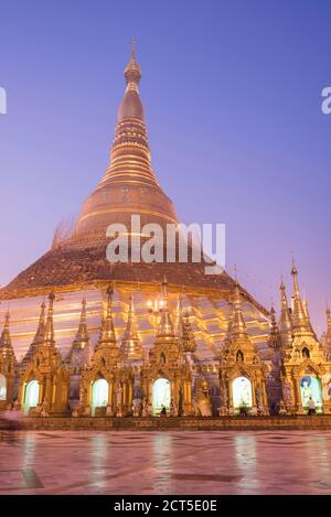 Sonnenaufgang in der Shwedagon Pagode (auch bekannt als Shwedagon Zedi Daw oder Golden Pagode), Yangon (Rangun), Myanmar (Burma) Stockfoto