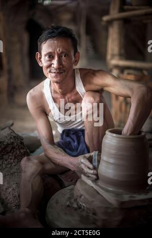 Porträt eines Töpfers in einem Oh Bo Töpferhaus, Twante, bei Yangon, Myanmar (Burma) Stockfoto