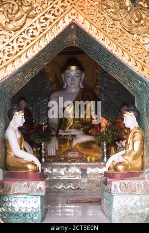 Buddha-Bilder in der Shwedagon Pagode (auch bekannt als Shwedagon Zedi Daw oder Golden Pagode), Yangon (Rangun), Myanmar (Burma) Stockfoto