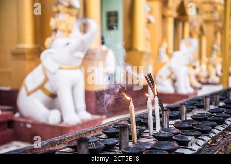 Brennende Gebetskerzen in der Shwedagon Pagode (auch bekannt als Shwedagon Zedi Daw oder Goldene Pagode), Yangon (Rangun), Myanmar (Burma) Stockfoto