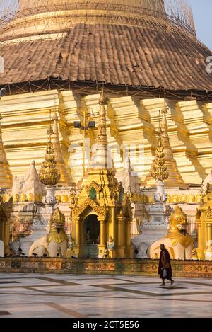 Buddhistischer Mönch in der Shwedagon Pagode (auch bekannt als Goldene Pagode), Yangon (Rangun), Myanmar (Burma) Stockfoto