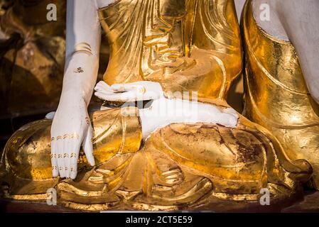 Sitzendes Buddha-Bild in der Shwedagon Pagode (auch bekannt als Goldene Pagode), Yangon (Rangun), Myanmar (Burma) Stockfoto