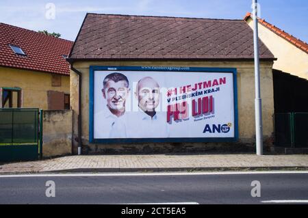 2.-3. Oktober 2020, Plakat der tschechischen Regionalwahlen des Bürgervereins ANO (Aktion unzufriedener Bürger), Milliardär und Gründer von ANO Andrej Stockfoto