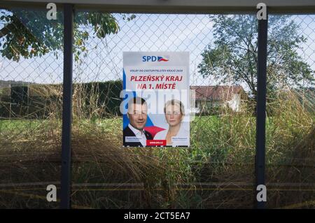 2.-3. Oktober 2020, Plakat zur tschechischen Regionalwahl mit Tomio Okamura und Marie Posarova, SPD-Bewegung, das zuerst die Region PILSEN, Klatovy-Dehtin, schreibt Stockfoto