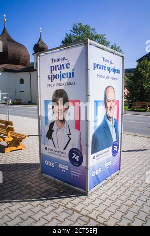 2.-3. Oktober 2020, Plakat zur tschechischen Regionalwahl mit Ilona Mauritzova und Vaclav Chroust, Koalition der ODS, DEN 09 BESTEN und unabhängigen Bürgermeistern Zelez Stockfoto