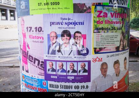 2.-3. Oktober 2020, Plakat der tschechischen Regionalwahlen mit Ilona Mauritzova und Vaclav Chroust und Vaclav Chroust, Michal Snebergr, Lukas Kopecky und Stockfoto