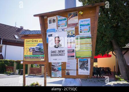 2.-3. Oktober 2020, Plakat zur tschechischen Regionalwahl mit Rudolf Spotak, Piraten und Vaclav Klaus Jr, Plakat, Trikolora-Bürgerbewegung, Zelezna R Stockfoto