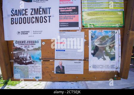 2.-3. Oktober 2020, Plakat zur tschechischen Regionalwahl mit Rudolf Spotak, Piraten und Vaclav Klaus Jr, Plakat, Trikolora-Bürgerbewegung, Zelezna R Stockfoto