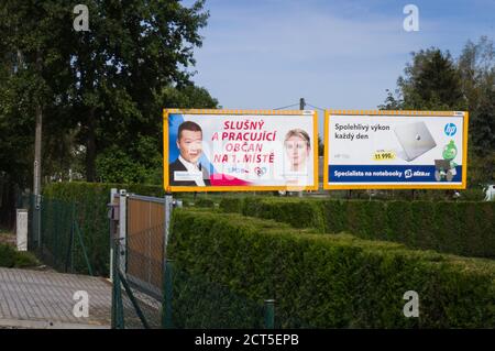 2.-3. Oktober 2020, Plakat zur tschechischen Regionalwahl mit Tomio Okamura und Marie Posarova, SPD-Bewegung, die zuerst ANSTÄNDIGE UND ARBEITENDE BÜRGER schreiben Stockfoto