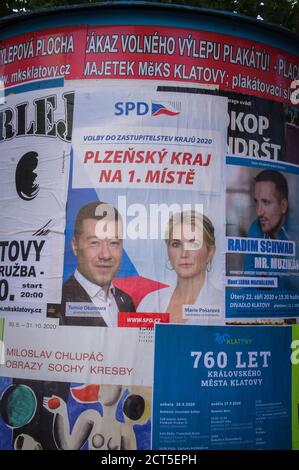 2.-3. Oktober 2020, Plakat zur tschechischen Regionalwahl mit Tomio Okamura und Marie Posarova, SPD-Bewegung, das zuerst die Region PILSEN, Klatovy, Pilse schreibt Stockfoto