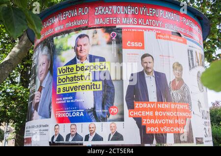2.-3. Oktober 2020, Plakate der tschechischen Regionalwahlen mit Pavel Borusik, Hynek Gloser, Pavel Havlicek, Tomas Brslica und Jan Duda, die Choose se schreiben Stockfoto