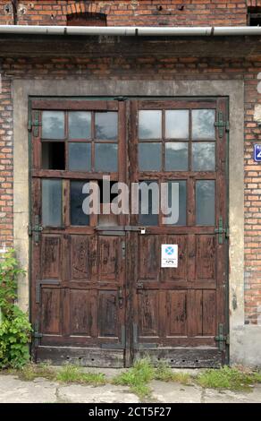 Krakau. Krakau. Polen. Abgenutzte Tür, die zur alten Garage führt. Stockfoto