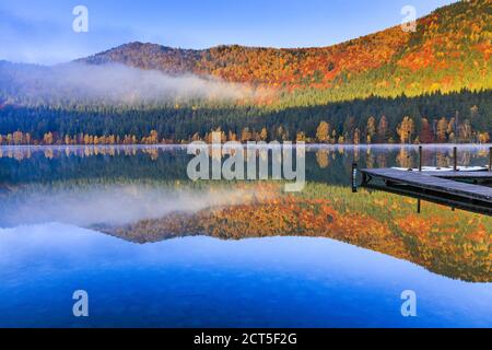 Harghita County, Rumänien. Herbstlandschaft am Saint Anne(SF Ana) See. Stockfoto